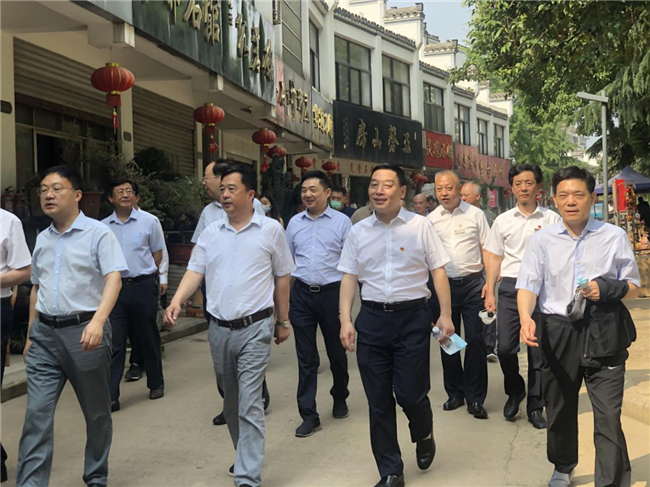 20200527081355_4578 6966集团-不凡成就非凡,相信品牌的力量
